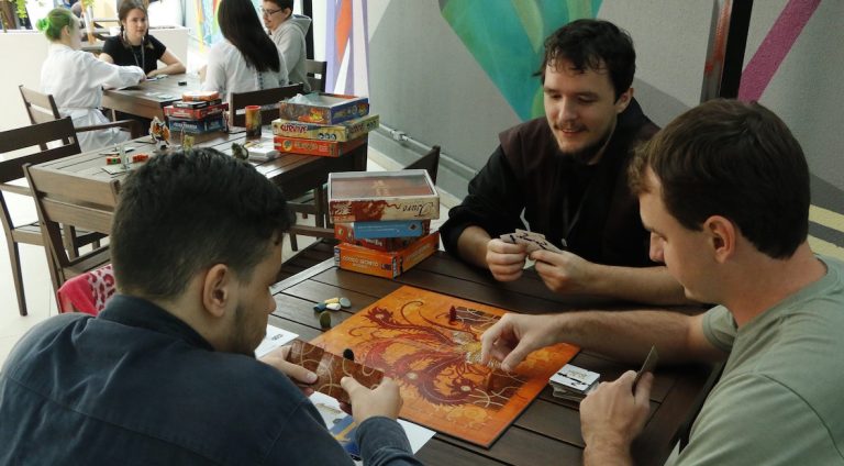 Com bons salários e ambientes descontraídos, empresas de TI oferecem cerca de 200 vagas em SC