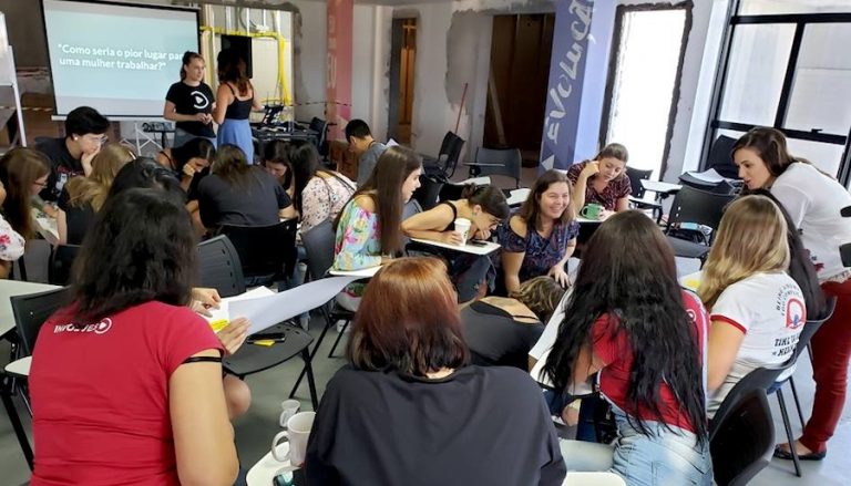 Como empresas de TI estão criando políticas de RH para mães em SC