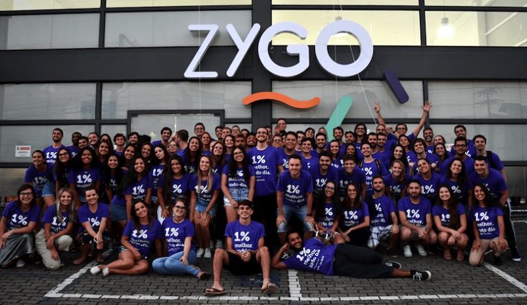 Equipe da Zygo em frente à sede, em Florianópolis.