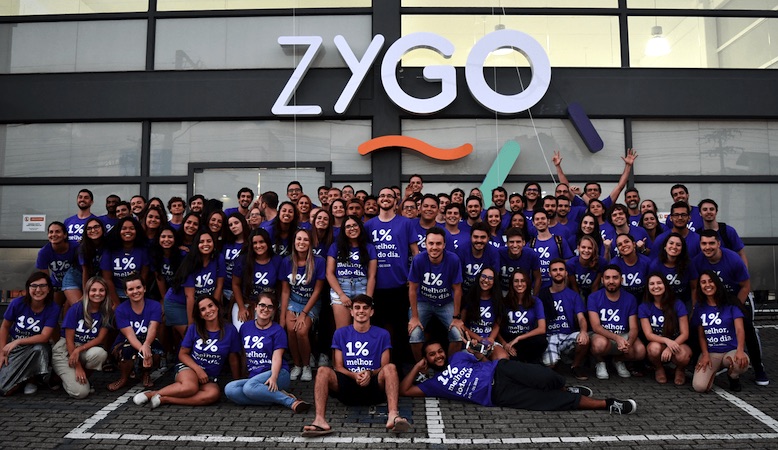 Equipe da Zygo em frente à sede, em Florianópolis.