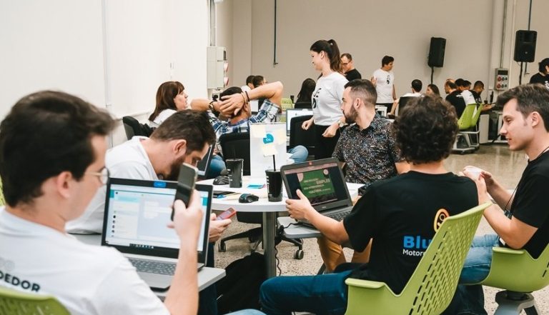 Misto de hackathon e incubação, programa Gatilho, da Softville, conecta empresários juniores a grandes empresas