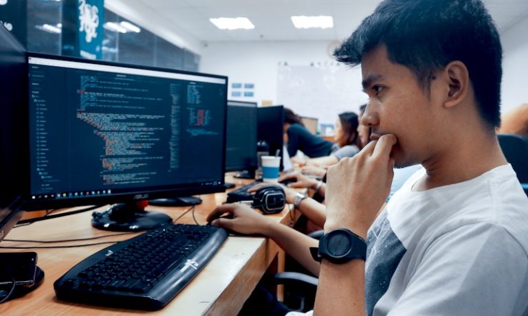 Na falta dos devs, empresas abrem espaço para profissionais de TI com menos experiência