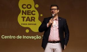 Professor, gestor público e liderança institucional, Holthausen teve papel destacado na política de CT&l em Santa Catarina, conectando universidade, governo e setor produtivo.