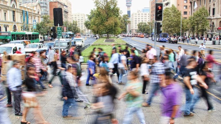 Novas tecnologias ajudam a navegar cenários complexos e guiar decisões estratégicas e estabelecem novos paradigmas e desafios aos governantes.