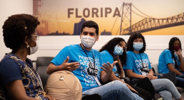 Projeto social de educação tecnológica, Prototipando a Quebrada espera capacitar 300 jovens de Florianópolis para o promissor mercado de TI