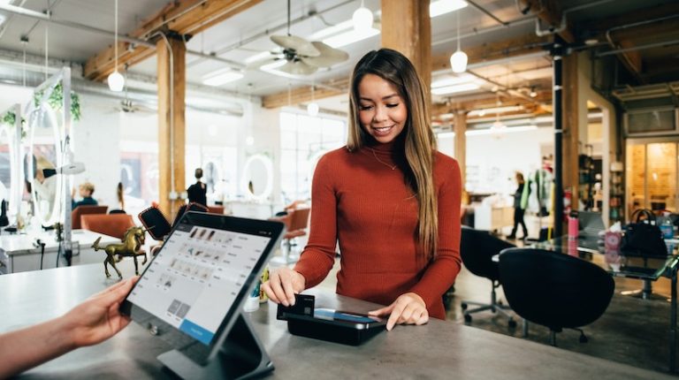 O cenário reforça a importância da remodelação das estratégias, focando nos desejos das gerações que moldam, e seguirão moldando, o mercado