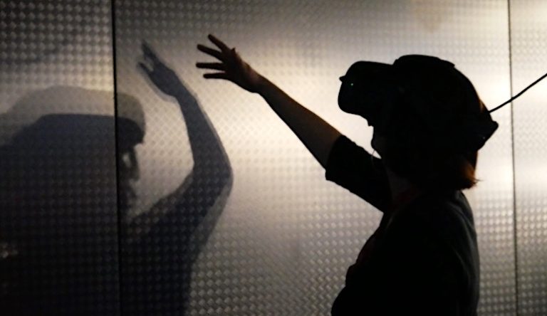 Há uma euforia sobre o assunto, mas também há riscos - um deles é o caso da falência da plataforma de imóveis no metaverso.