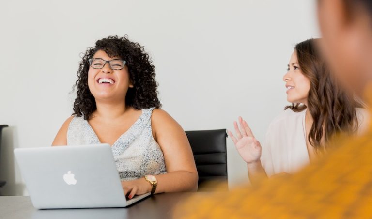 É importante começar pela seleção de talentos, avaliando habilidades técnicas e competências de relacionamento interpessoal