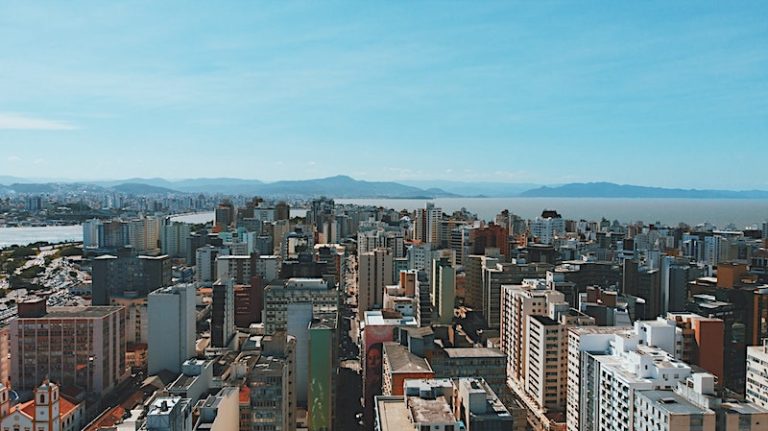 Ausência das câmaras de vereadores e órgãos de controle (MPs e tribunais de conta) no arranjo público dos ecossistemas de inovação é outro problema crítico.