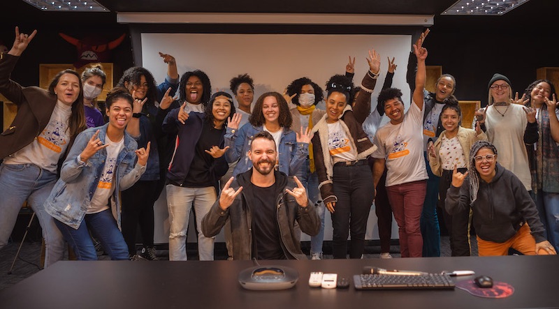 Aumento da participação do setor público com formação de base e investimento em educação continuada de juniores pela empresas são soluções apontadas por especialistas para reduzir um dos principais gargalos de desenvolvimento do setor