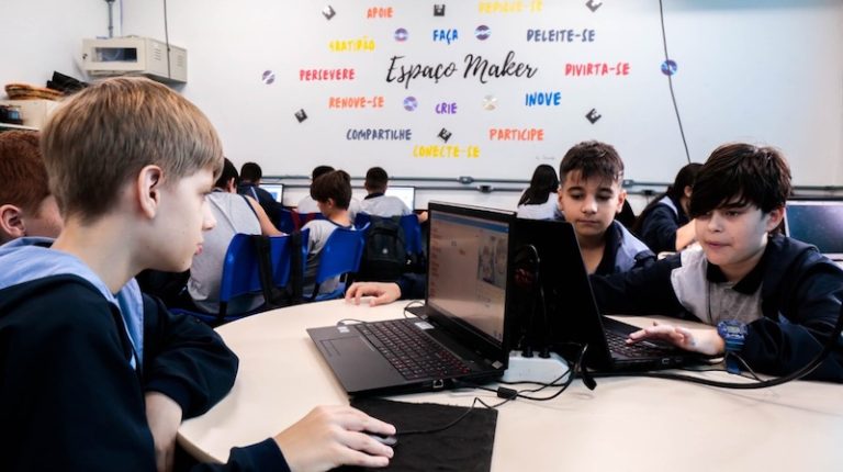 Projeto reúne alunos de diversas escolas municipais da cidade para desenvolver um jogo com ferramenta de programação visual.