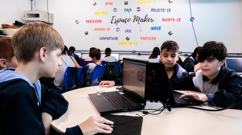 Projeto reúne alunos de diversas escolas municipais da cidade para desenvolver um jogo com ferramenta de programação visual.