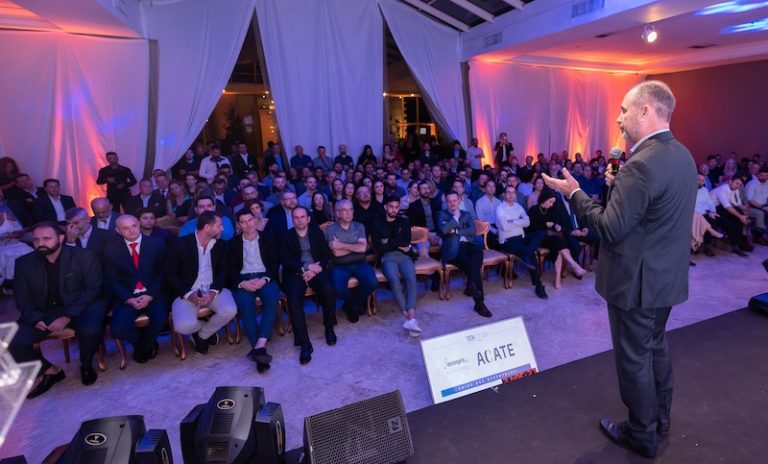 Entidade paranaense, que completou 40 anos de atuação, anuncia acordo com a “co-irmã” barriga-verde para ampliar potencial de negócios no ambiente de tecnologia entre os dois estados.