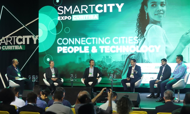 Painel no segundo dia do Smart City Expo Curitiba 2023 mostra cases e "playbook" para gestores desenvolverem espaços inovadores nos municípios do país.