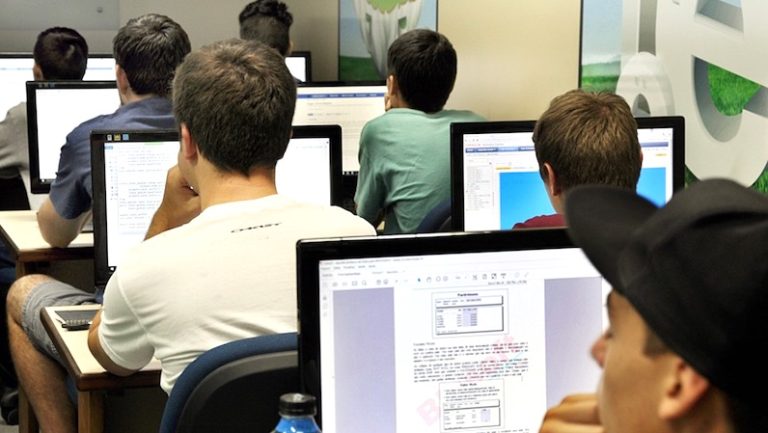 Entra21 terá 17 turmas presenciais neste ano em quatro cidades do estado - Blumenau, Florianópolis, Joinville e Itajaí.