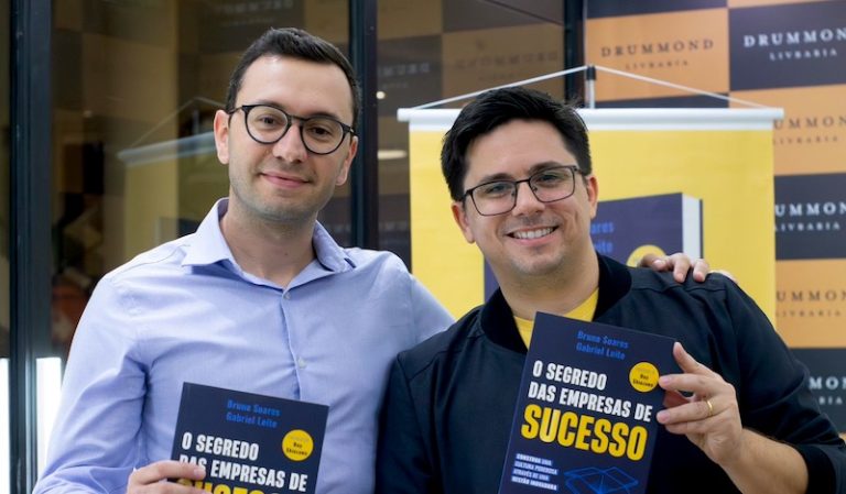 Fundadores da Feedz, Bruno Soares e Gabriel Leite transformaram o aprendizado de RH em uma empresa de tecnologia em livro inédito na área