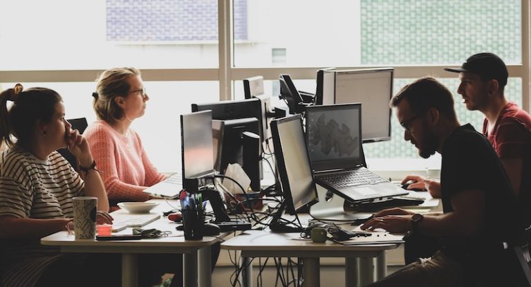 É o que mostra o mapeamento de demanda e perfil de talentos para tecnologia, lançado por ACATE e Sebrae Startups. Maior parte das vagas deve ser em regime remoto ou híbrido.