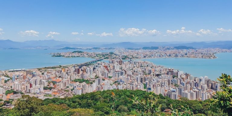 Estudo da consultoria Urban Systems destaca a capital de SC pela expansão do setor de TI e o uso de sistemas nas redes de saúde e educação