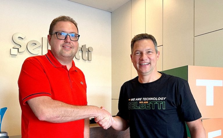 Na foto, Emerson Iten, fundador da Governar.TI e Junior Selbach, CEO da Selbetti