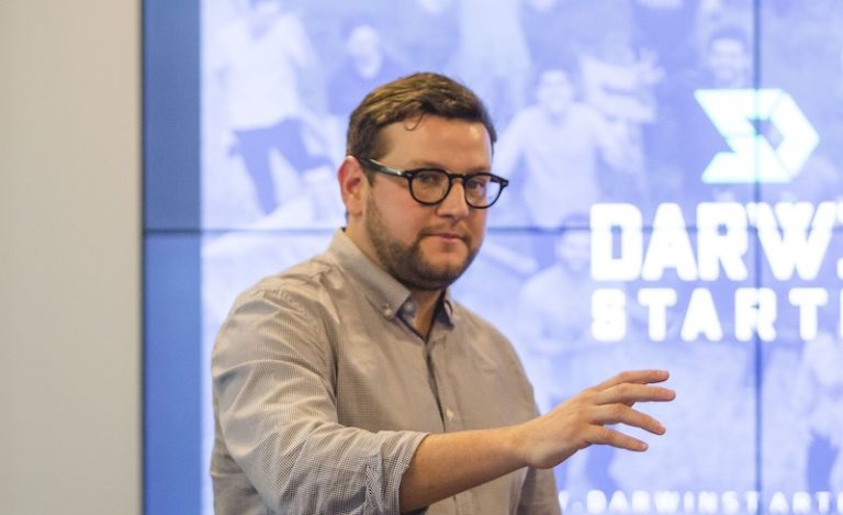 "Mesmo na crise, não paramos de investir", afirma o CEO da aceleradora Darwin Startups, Marcus Mueller.