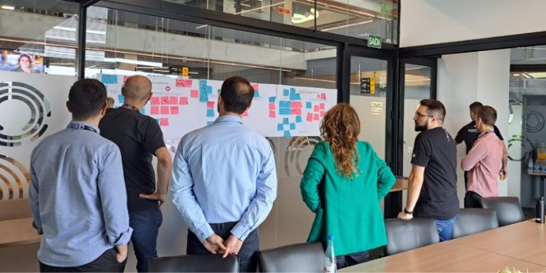 No e-book "Mais Pontes, Menos Muros", Ágora Tech Park compartilha metodologia e os resultados de workshops de cocriação do programa Ágora.Connect