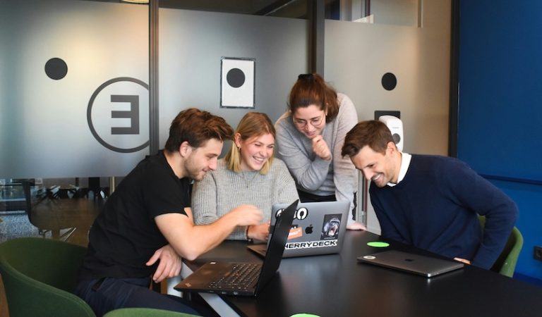 A escolha desta parceria pode moldar o curso da empresa, influenciando desde a cultura organizacional até a eficiência operacional.