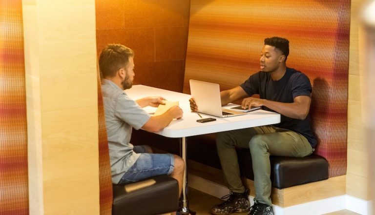 Segmento exige uma nova abordagem e investimento em tecnologia e inteligência de dados. A IA na prospecção é estratégia indispensável, mas a preparação adequada é mais relevante do que a escolha da plataforma.