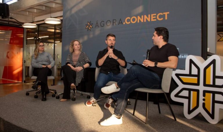 Painel durante inauguração do Ágora.Connect, living lab do Ágora Tech Park, em Joinville (SC), mostrou cases reais de integração entre mercado e academia.
