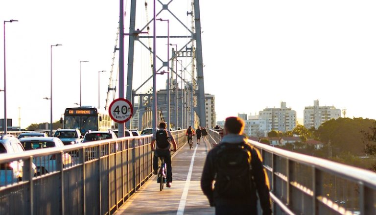 Estudo da LAVCA mostra que parte do dinheiro para startups está indo para cidades como Florianópolis em função de melhoria da infraestrutura e qualidade de vida. / Foto: André Magalhães (Unsplash)