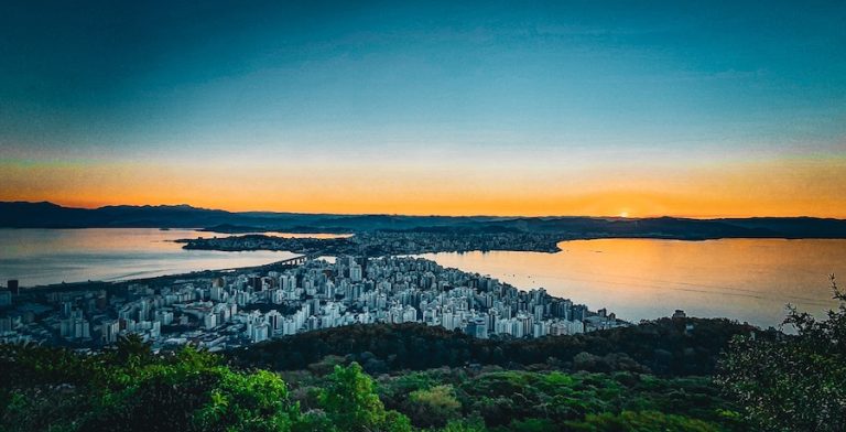 Janeiro marca o início de um novo ciclo de gestão municipal para 295 prefeitos que enfrentarão inúmeras demandas. O sucesso diante desses desafios é crucial para o futuro do nosso estado.