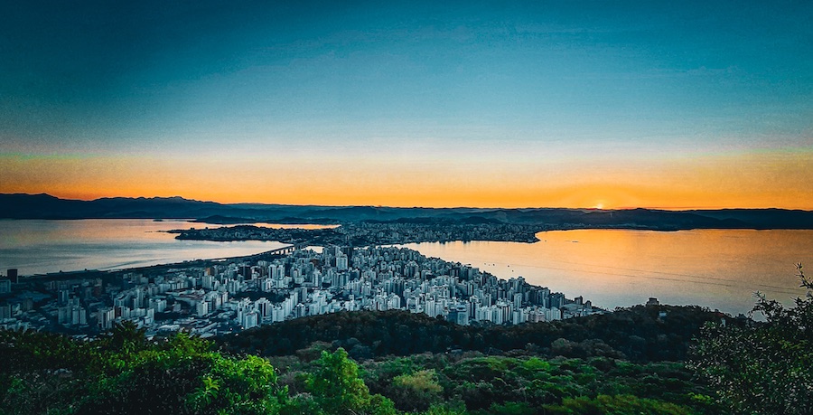 Janeiro marca o início de um novo ciclo de gestão municipal para 295 prefeitos que enfrentarão inúmeras demandas. O sucesso diante desses desafios é crucial para o futuro do nosso estado.