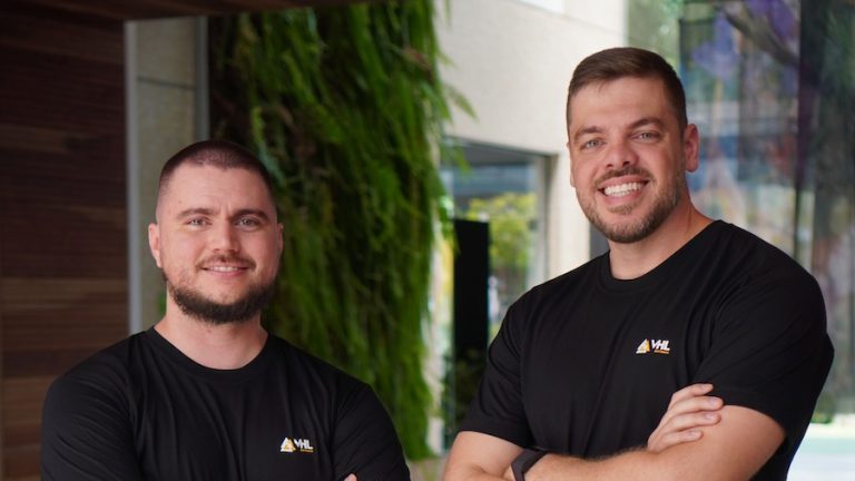Com aquisição da VHL Sistemas, Valsoft expande atuação na América Latina. Na foto, os sócios da VHL, Jonathan Cleiton Alves e Diego Costa.