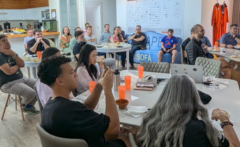 “pop-up city” no Norte da Ilha reúne líderes para experimentar soluções descentralizadas em governança, saúde, educação e sustentabilidade.