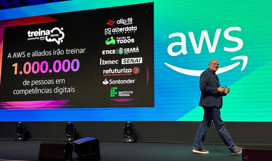 Capacitações fazem parte do AWS Treina Brasil, programa que pretende formar 1 milhão de pessoas no país até 2028.