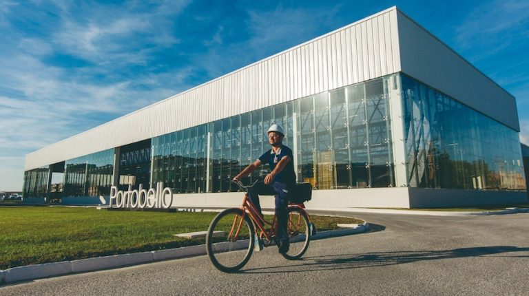 Estratégia combina inteligência de mercado, governança de marca e outsourcing estruturado para ampliar categorias e acelerar lançamentos