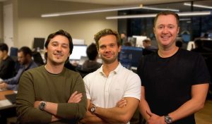 VAAS amplia atuação além do setor financeiro, impulsionada pelo recente investimento. Na foto, os fundadores Paulo Orione, Gustavo Tremel e Daniel Smolenaars