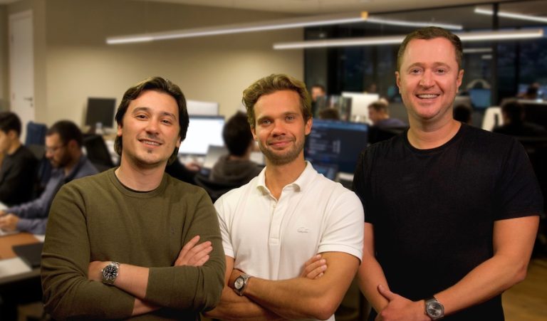 VAAS amplia atuação além do setor financeiro, impulsionada pelo recente investimento. Na foto, os fundadores Paulo Orione, Gustavo Tremel e Daniel Smolenaars