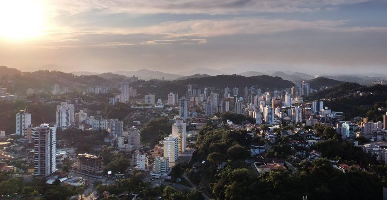 ISS ligado ao setor cresce até 1.083% em cinco anos (como em Blumenau - foto) e avança em diferentes regiões do estado. / Foto: Marcelo Martins (Flickr/PMB)