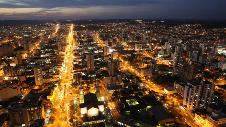 Programa recém-lançado cria diretrizes para ações de fomento, ambientes de inovação, transformação digital e formação de talentos no Oeste catarinense.