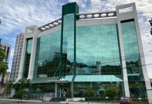 Aquisição incorpora canal de distribuição em Curitiba à operação da Senior, que registrou faturamento recorde de R$ 1,17 bilhão em 2025