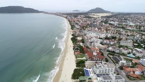 Tecnologia comparou imagens de diferentes anos e mapeou imóveis, vias e vegetação em dois bairros de Florianópolis. No balneário de Ingleses (foto), área construída cresceu 18% em três anos.
